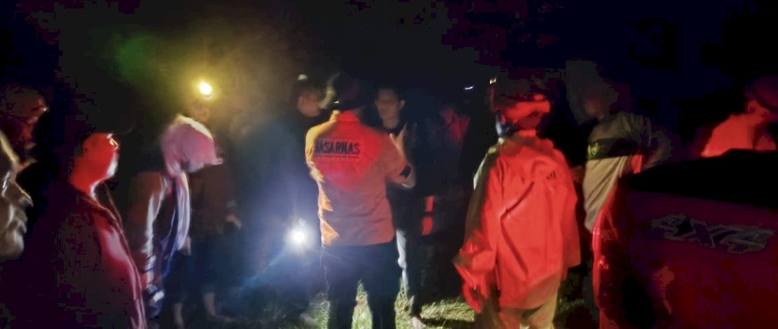 Tiga dokter dan dua warga di Desa Belapungranga, Kecamatan Parangloe, Kabupaten Gowa, terjebak banjir saat berkunjung di kawasan wisata Malino, Rabu, 9 April 2025. 