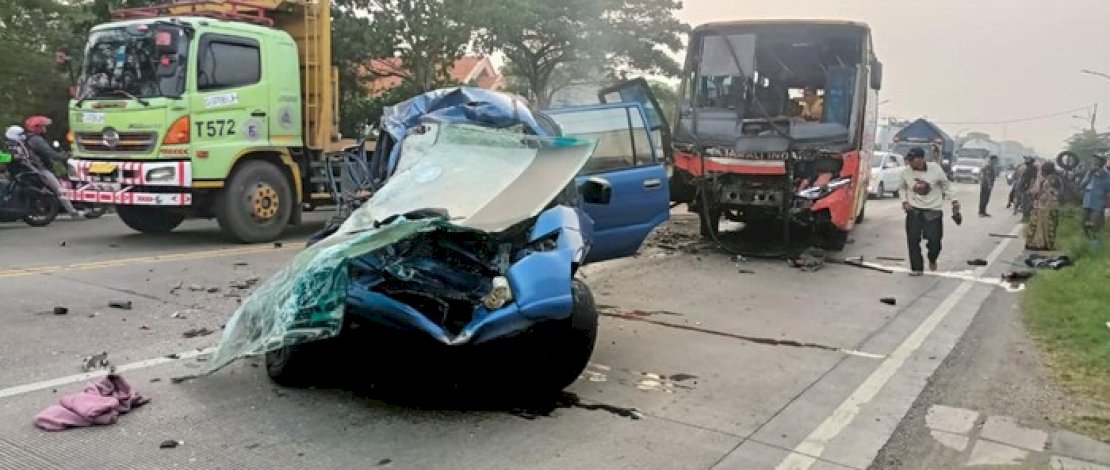 Lakalantas Maut: Mobil Pengantar Jemaah Umrah Ditabrak Bus, 7 Orang Tewas