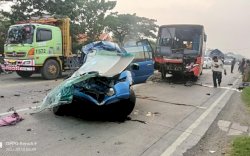 Lakalantas Maut: Mobil Pengantar Jemaah Umrah Ditabrak Bus, 7 Orang Tewas