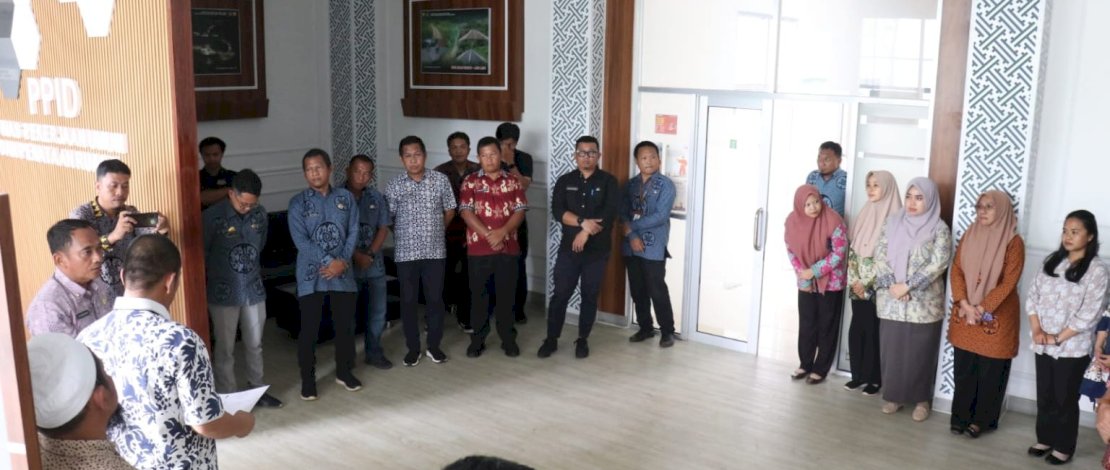 Bupati Luwu Timur Irwan Bachri Syam melakukan pemantauan kehadiran dan kinerja Aparatur Sipil Negara (ASN) dengan menyambangi Dinas Pekerjaan Umum dan Penataan Ruang (PUPR), Jumat, 11 April 2025. Bupati Luwu Timur Irwan Bachri Syam melakukan pemantauan kehadiran dan kinerja Aparatur Sipil Negara (ASN) dengan menyambangi Dinas Pekerjaan Umum dan Penataan Ruang (PUPR), Jumat, 11 April 2025.