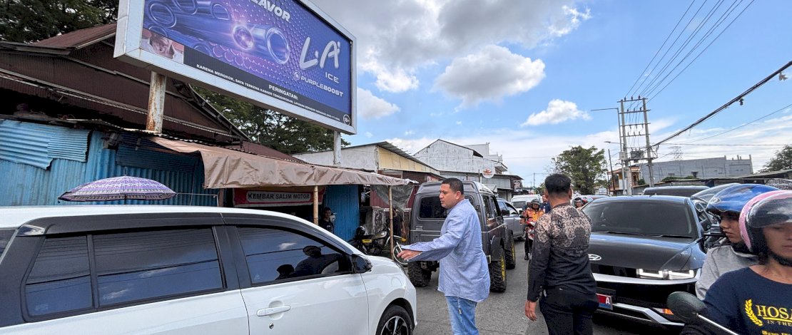 Aksi tak terduga Wali Kota Makassar, Munafri Arifuddin, saat turun langsung mengatur lalu lintas di Jalan Dr. Leimena, Sabtu (12/4)