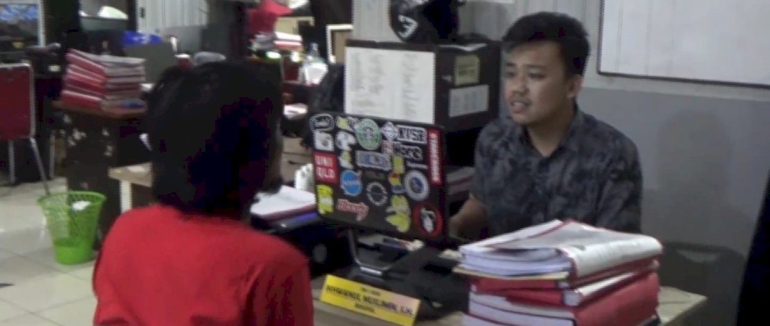 Pelaku penggelapan saat menjalani pemeriksaan intensif oleh Satuan Reserse Kriminal Polrestabes Makassar.