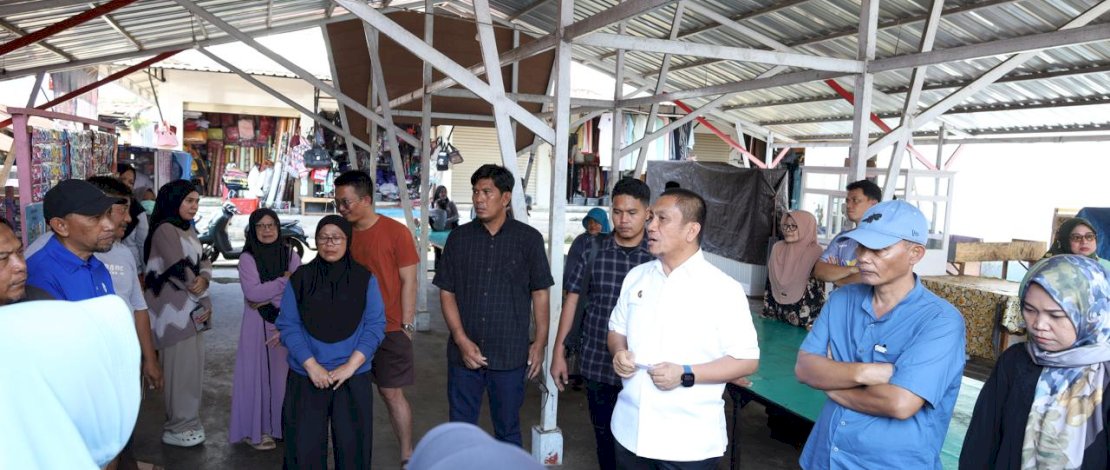 Bupati Luwu Timur, Irwan Bachri Syam, berdialog dengan para pedagang Pasar Malindungi, Sorowako, Sabtu, 12 April 2025.