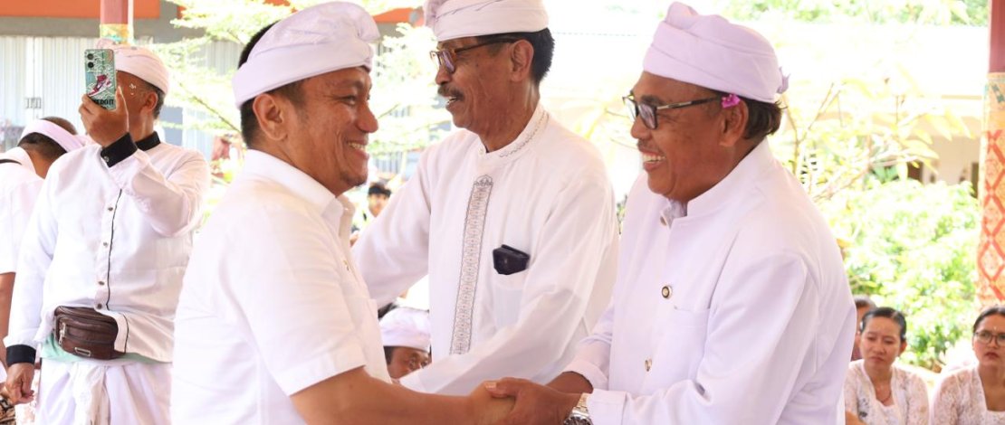 Bupati Luwu Timur, Irwan Bachri Syam, menghadiri kegiatan keagamaan umat Hindu, Piodalan Purnama Kedasa, yang dilaksanakan di Pura Kahyangan Jagad Giri Kusuma, Sorowako, Kecamatan Nuha, Sabtu, 12 April 2025. Bupati Luwu Timur, Irwan Bachri Syam, menghadiri kegiatan keagamaan umat Hindu, Piodalan Purnama Kedasa, yang dilaksanakan di Pura Kahyangan Jagad Giri Kusuma, Sorowako, Kecamatan Nuha, Sabtu, 12 April 2025.