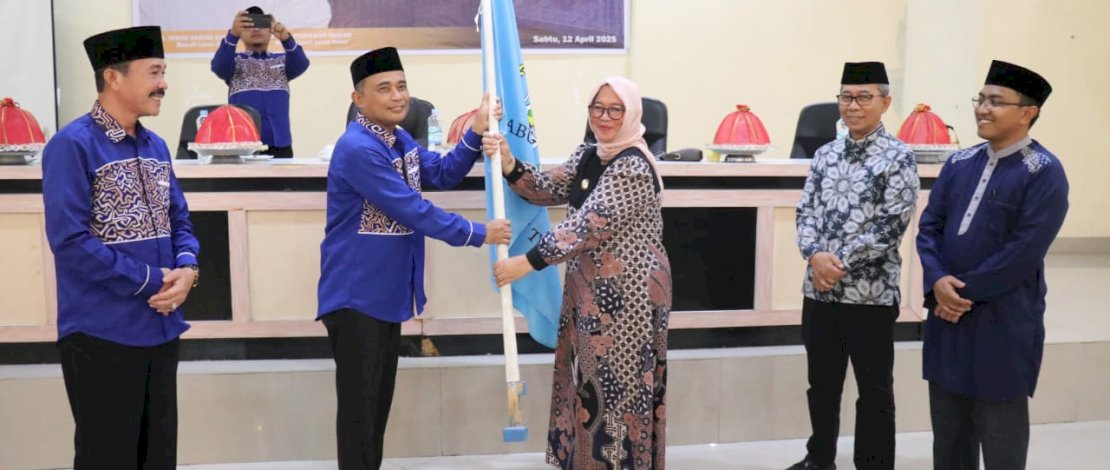 Pelepasan Kafilah Kabupaten Luwu Timur ditandai dengan penyerahan Bendera Pataka yang diserahkan oleh Wakil Bupati Luwu Timur Puspawati Husler kepada Ketua Kafilah, Masdin.