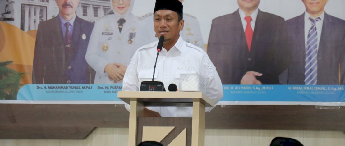 Bupati Luwu Timur Irwan Bachri Syam saat membuka Bimbingan Manasik Haji yang diselenggarakan oleh Kantor Kementerian Agama (Kemenag) Kabupaten Luwu Timur, di Aula Al Ikhlas Kantor Kemenag Luwu Timur, Minggu, 13 April 2025.