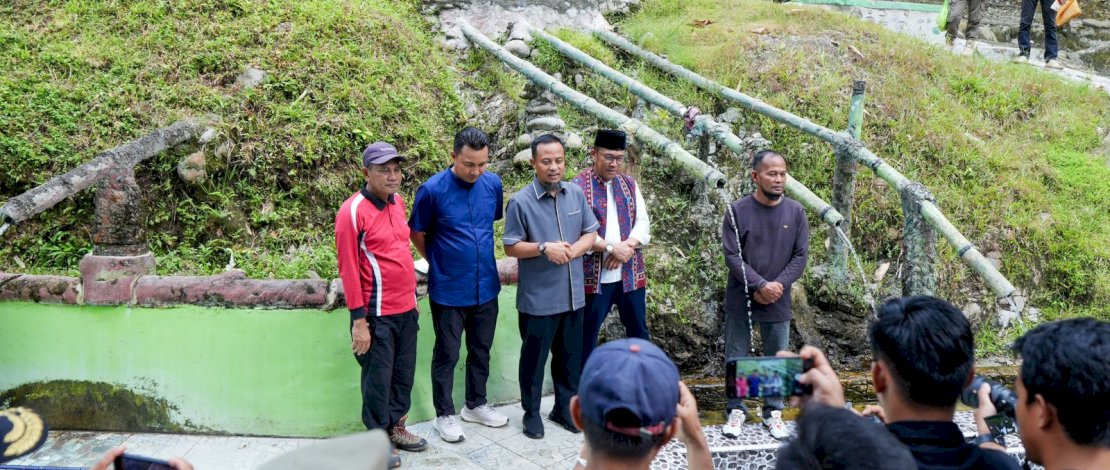 Gubernur Sulsel Andi Sudirman Sulaiman mengunjungi Permandian Air Panas Pincara, Luwu Utara, Minggu, 13 April 2025.