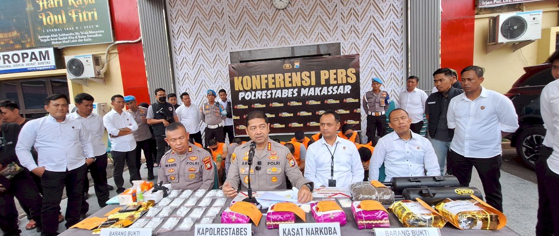 Kapolrestabes Makassar Kombes Pol Arya Perdana saat konferensi pers di Mapolrestabes Makassar, Senin, 14 April 2025. Kapolrestabes Makassar Kombes Pol Arya Perdana saat konferensi pers di Mapolrestabes Makassar, Senin, 14 April 2025.