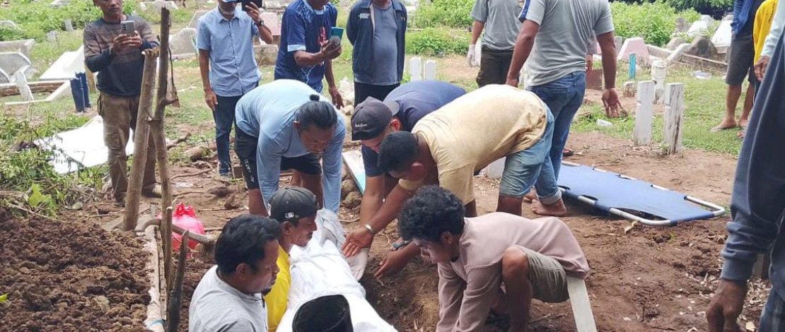 Polres Selayar memfasilitasi pemakaman Yusuf Paulus, korban penganiayaan hingga tewas di Pulau Jampea, Minggu, 13 April 2025. Polres Selayar memfasilitasi pemakaman Yusuf Paulus, korban penganiayaan hingga tewas di Pulau Jampea, Minggu, 13 April 2025.