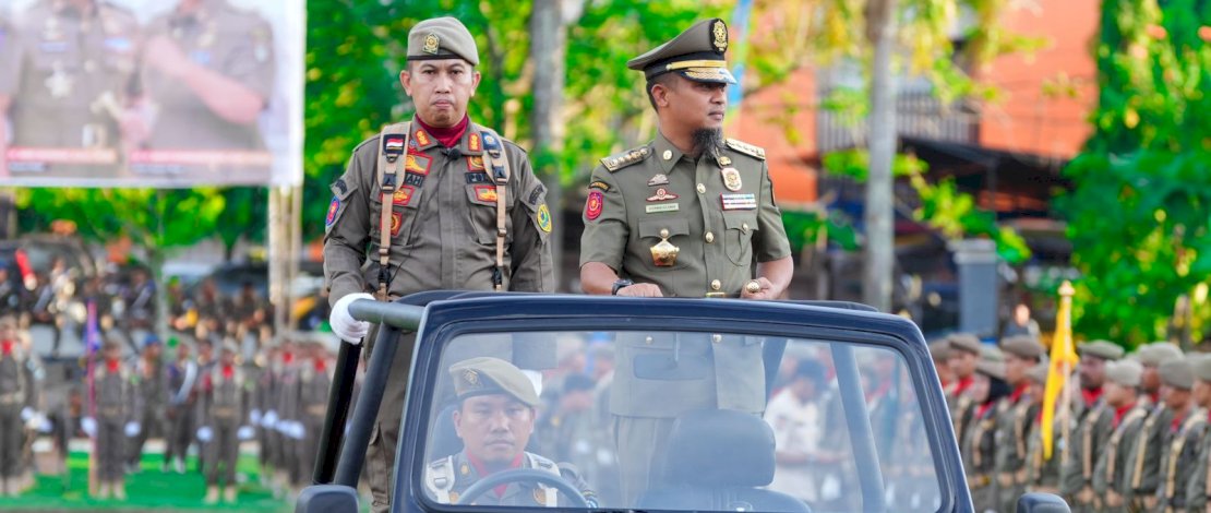 Gubernur Sulsel, Andi Sudirman Sulaiman tampil memimpin sebagai pembina apel dengan melakukan pengecekan pasukan menaiki mobil listrik Jeep Andalan (JIPAND) buatan siswa SMK Negeri 2 Pangkep.