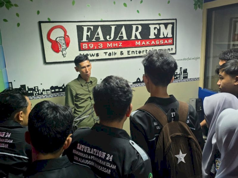 Mahasiswa KPI UIN Alauddin Belajar dan Praktik Siaran Radio di Fajar FM