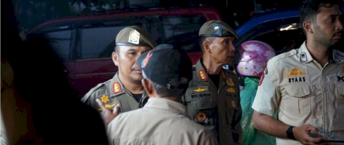Satpol PP Kota Makassar melaksanakan giat penertiban pedagang kaki lima (PK5) yang berjualan di badan jalan pada Kamis, 17 April 2025.