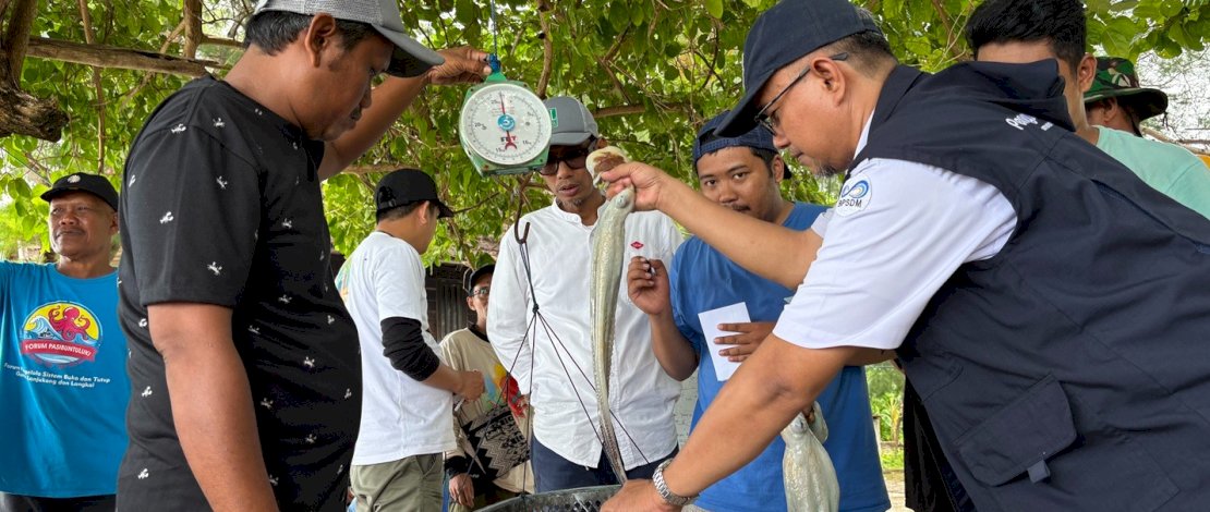 Inisiatif masyarakat lokal di Pulau Langkai dan Lanjukang, Kota Makassar, melalui sistem buka tutup area penangkapan gurita, menunjukkan bahwa masyarakat dapat memainkan peran strategis dalam menjaga keberlanjutan laut. Inisiatif masyarakat lokal di Pulau Langkai dan Lanjukang, Kota Makassar, melalui sistem buka tutup area penangkapan gurita, menunjukkan bahwa masyarakat dapat memainkan peran strategis dalam menjaga keberlanjutan laut.