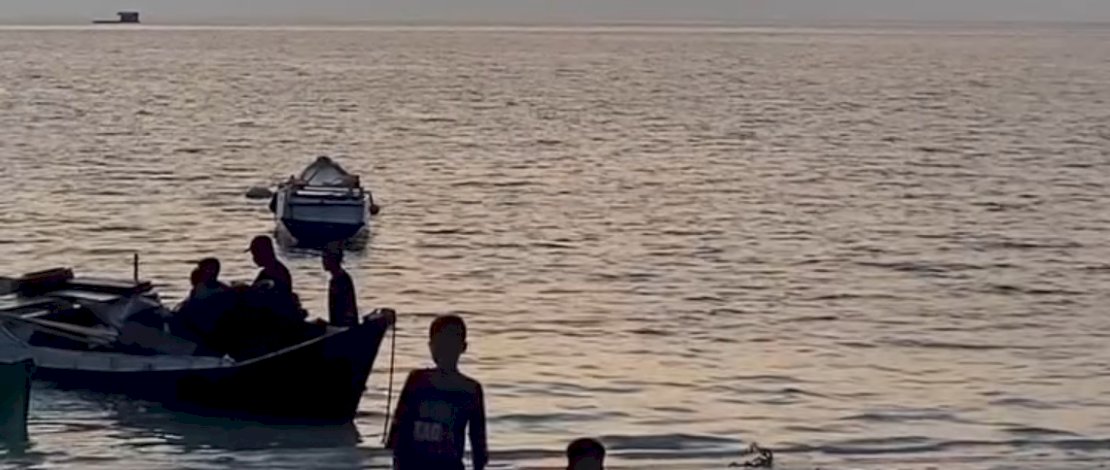 Sebuah perahu jolloro mengalami kecelakaan dan terbalik di perairan Kepulauan Selayar, tepatnya diantara Desa Garaupa dan Desa Karumpa, Kecamatan Pasilambena, pada Jumat, 18 April 2025, sekitar pukul 18.50 WITA. 
