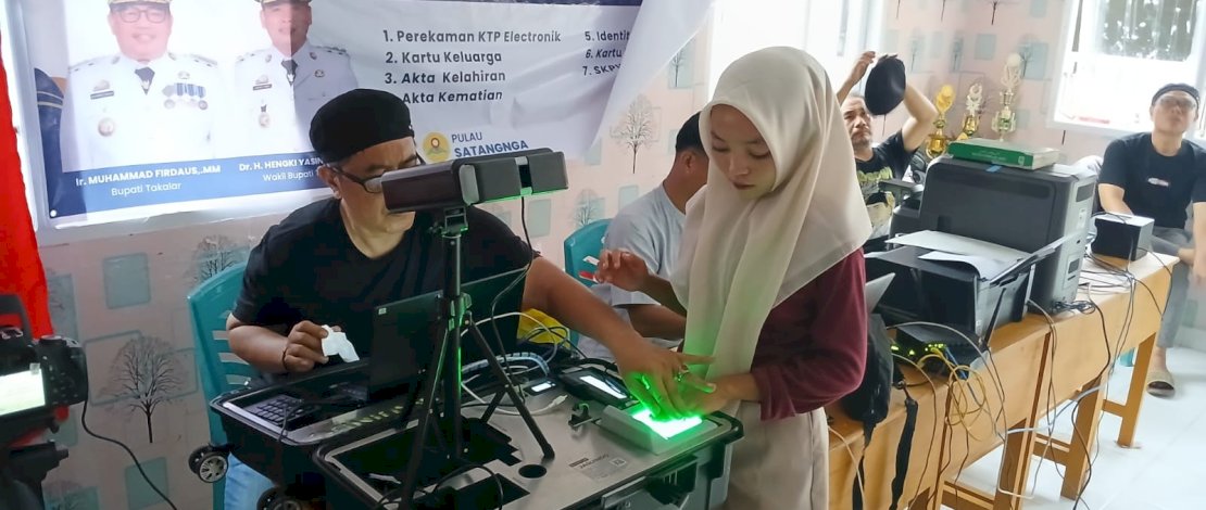 Bupati Takalar Dorong Layanan Inovatif: Dukcapil Lakukan Perekaman KTP-El di Pulau Satangnga
