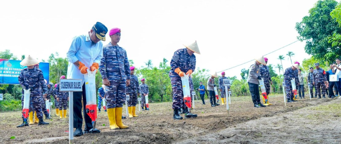 Dampingi KASAL Budidaya Rumput Laut di Takalar, Gubernur Sulsel Serahkan Bantuan Kapal untuk Nelayan