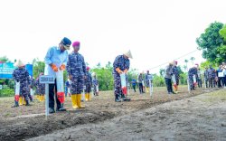 Dampingi KASAL Budidaya Rumput Laut di Takalar, Gubernur Sulsel Serahkan Bantuan Kapal untuk Nelayan