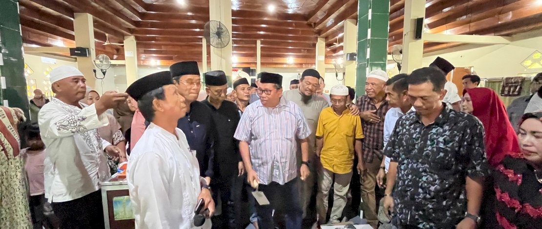 Bupati Takalar Mohammad Firdaus Daeng Manye melakukan groundbreaking atau peletakan batu pertama renovasi pembangunan Masjid Nurul Hidayah Pa'lalakkang, Kecamatan Galesong, Minggu, 20 April 2025. 