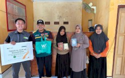 WIZ Gandeng Mahasiswa PKN Politeknik Muhammadiyah Salurkan Puluhan Mushaf dan Buku Iqro di Kabupaten Bone
