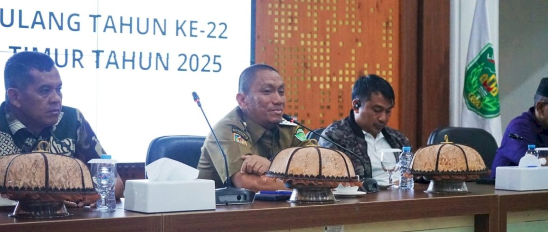 Rapat Persiapan Peringatan HUT Luwu Timur yang dipimpin langsung Bupati Irwan Bachri Syam, di Aula Rumah Jabatan Bupati, kemarin, Senin, 21 April 2025.