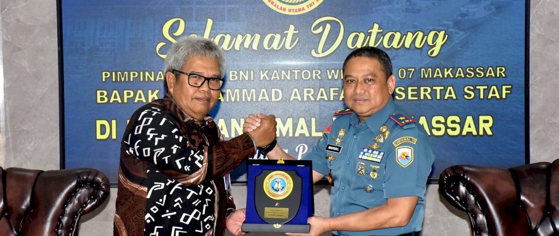 Danlantamal VI Makassar Brigadir Jenderal TNI (Mar) Dr Wahyudi, menerima kunjungan Pimpinan PT BNI Wilayah 07 Makassar, Muhammad Arafat beserta staf, di Longroom Macan Kumbang, Mako Lantamal VI, Selasa, 22 April 2025. Danlantamal VI Makassar Brigadir Jenderal TNI (Mar) Dr Wahyudi, menerima kunjungan Pimpinan PT BNI Wilayah 07 Makassar, Muhammad Arafat beserta staf, di Longroom Macan Kumbang, Mako Lantamal VI, Selasa, 22 April 2025.