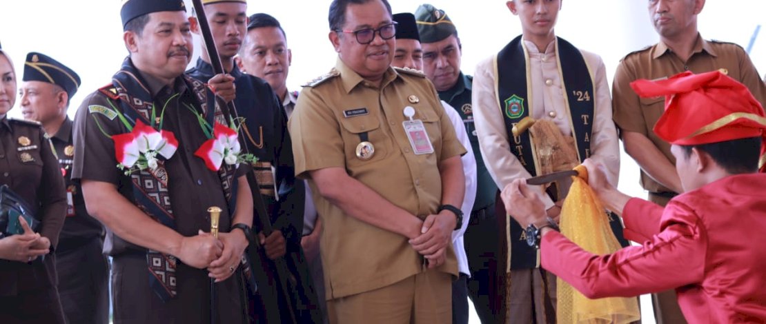 Kepala Kejaksaan Tinggi (Kajati) Sulsel, Agus Salim, melakukan kunjungan kerja dalam rangka penyerahan sertipikat tanah wakaf di Kabupaten Takalar, Selasa, 22 April 2025. Kepala Kejaksaan Tinggi (Kajati) Sulsel, Agus Salim, melakukan kunjungan kerja dalam rangka penyerahan sertipikat tanah wakaf di Kabupaten Takalar, Selasa, 22 April 2025.