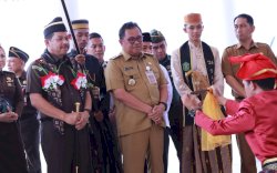 Didampingi Bupati, Kajati Sulsel Serahkan Sertipikat Tanah Wakaf di Takalar 