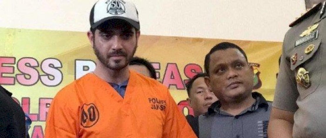 Aktor Fachri Albar kembali terjerat kasus narkoba. Ia ditangkap polisi di rumahnya, Minggu, 20 April 2025 lalu. Aktor Fachri Albar kembali terjerat kasus narkoba. Ia ditangkap polisi di rumahnya, Minggu, 20 April 2025 lalu.