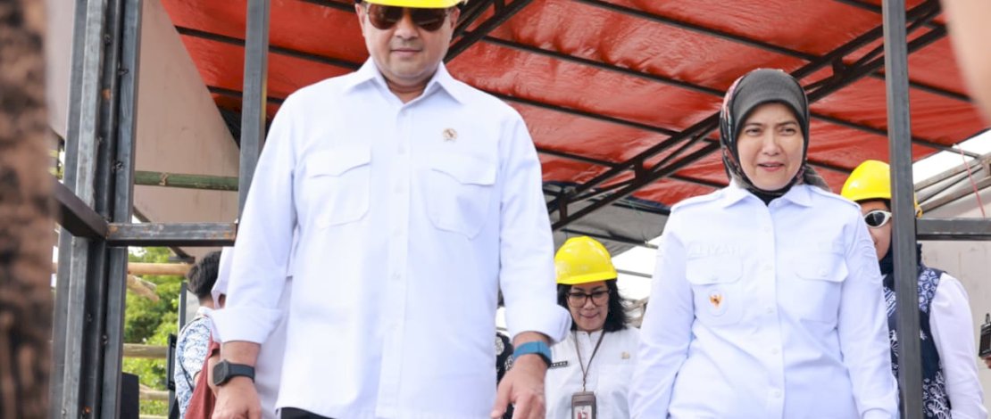 Wakil Wali Kota Makassar, Aliyah Mustika Ilham, mendampingi Menteri Ekonomi Kreatif RI, Teuku Riefky Harsya, dalam kunjungannya ke Makassar Creative Hub, di Anjungan Pantai Losari, Jalan Somba Opu, Makassar, Rabu, 23 April 2025.