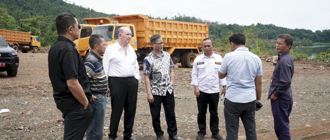 Pengusaha asal Dubai, Roger Clay, menjajaki investasi di Kabupaten Luwu Timur. Pengusaha asal Dubai, Roger Clay, menjajaki investasi di Kabupaten Luwu Timur.