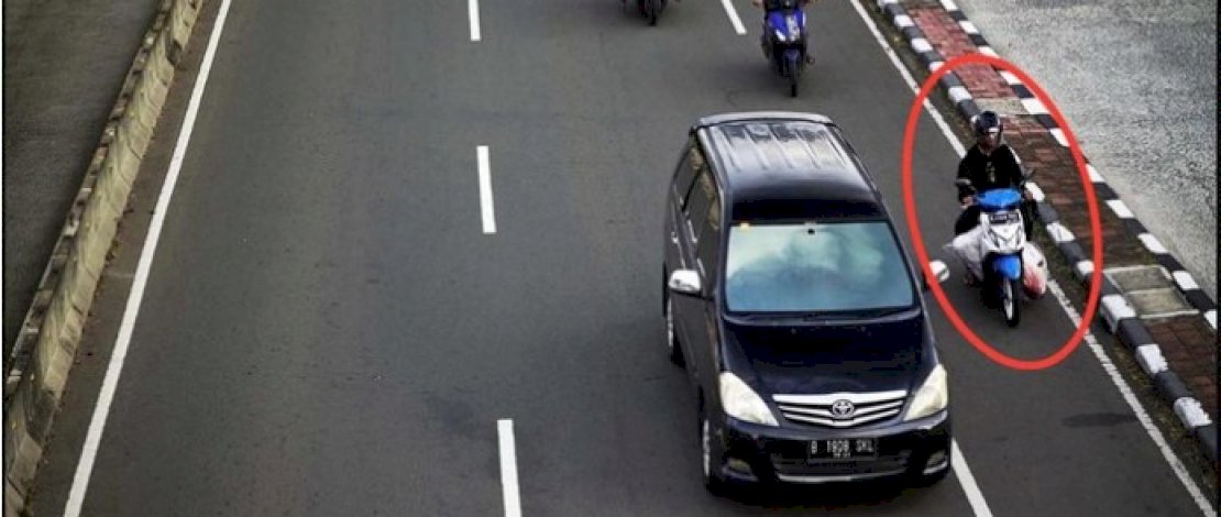 Pria terekam kamera CCTV saat membawa mayat korban menggunakan sepeda motor.