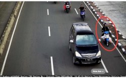 Tertangkap CCTV, Pria Ini Bawa Mayat Korban dengan Motor Usai Dibunuh