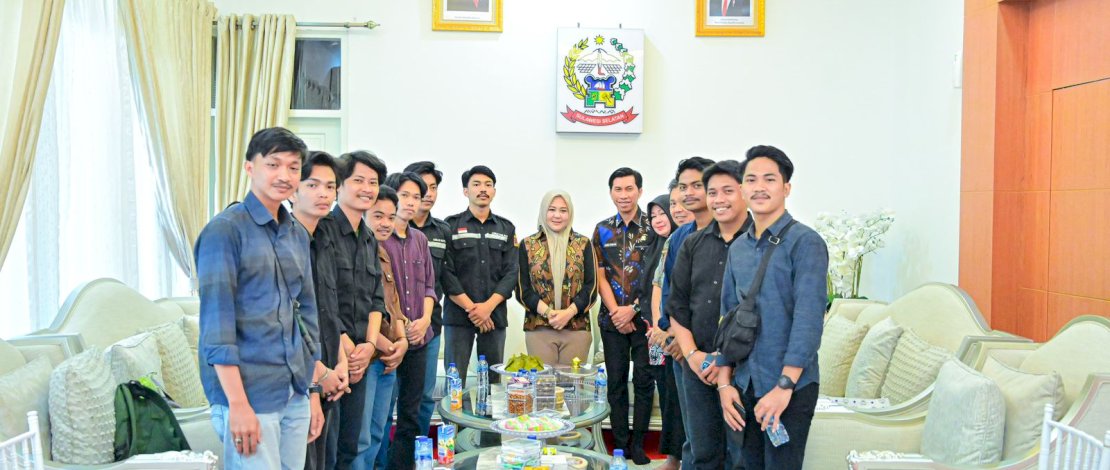 Wakil Gubernur Sulsel Fatmawati Rusdi menerima audiensi dari Panitia Pelaksana Pertemuan Mahasiswa Teknik Mesin Forum Wilayah IX (PMTM FORWIL IX) dan Musyawarah Wilayah XV (MUSWIL XV) Tahun 2025 Himpunan Mahasiswa Mesin Fakultas Teknik Universitas Negeri Makassar (UNM), di Rumah Jabatan Wakil Gubernur, Kamis, 24 April 2025.