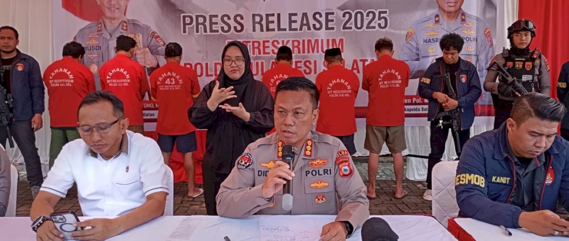 Kabid Humas Polda Sulsel, Kombes Pol Didik Supranoto, saat konferensi pers di Mapolda Sulsel terkait sindikat STNK palsu, Kamis, 24 April 2025.