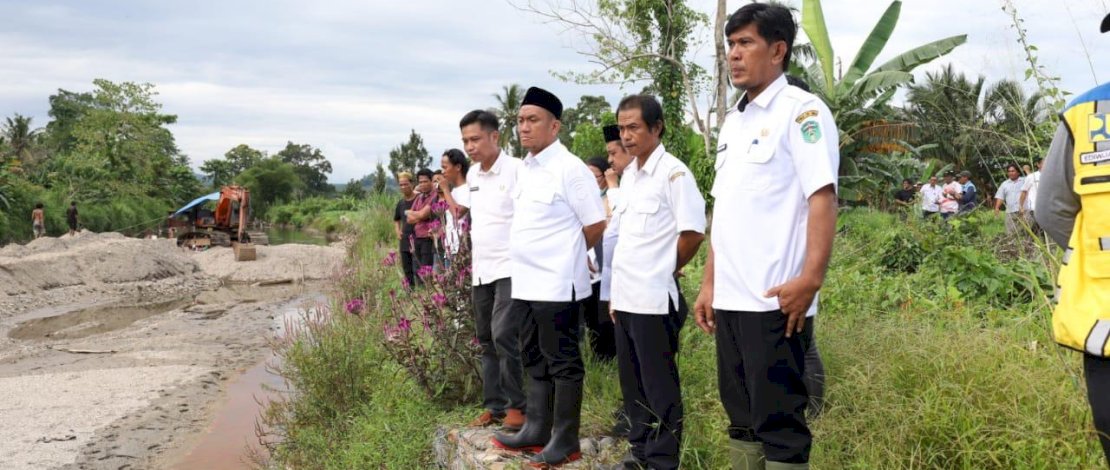 Bupati Luwu Timur, Irwan Bachri Syam, turun langsung meninjau kondisi bendungan jebol di Desa Kalatiri, Kecamatan Burau, kemarin, Rabu, 23 April 2025.