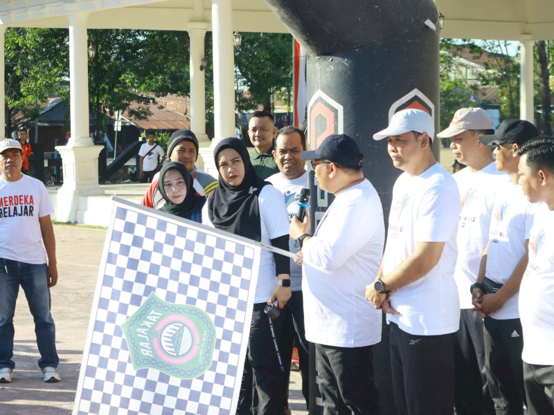 Bupati Takalar Daeng Manye Lepas Peserta Gerak Jalan Santai Peringatan Hardiknas