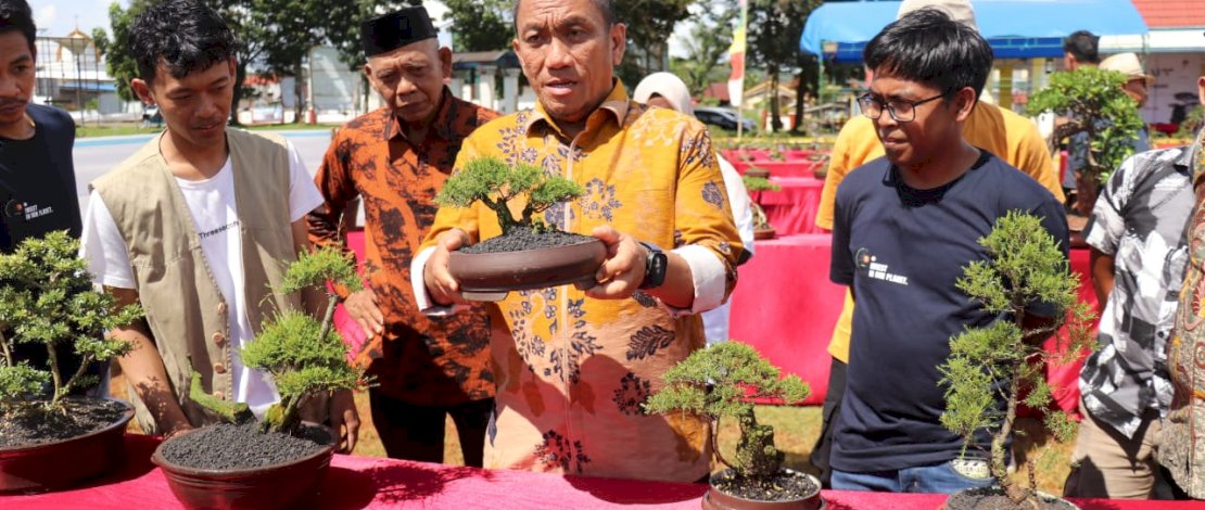 Bupati Luwu Timur, Irwan Bachri Syam, menyatakan siap mendukung pengembangan bonsai di daerahnya.