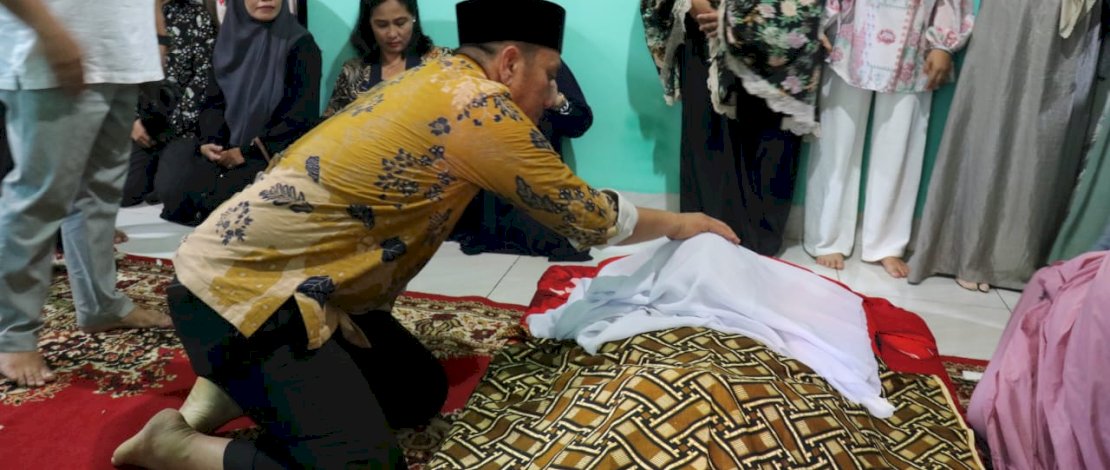 Bupati Luwu Timur, Irwan Bachri Syam, melayat ke rumah duka salah satu tokoh masyarakat Desa Timampu, Trisman (70 tahun), yang berpulang pada Minggu pagi, 27 April 2025, di Rumah Sakit Primaya Sorowako akibat sakit jantung.