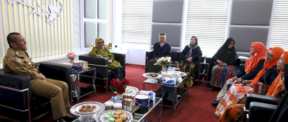 Bupati Luwu Timur, Irwan Bachri Syam, menerima audiensi Sekolah Budaya I Lagaligo Luwu, di ruang kerjanya, Senin, 28 April 2025.