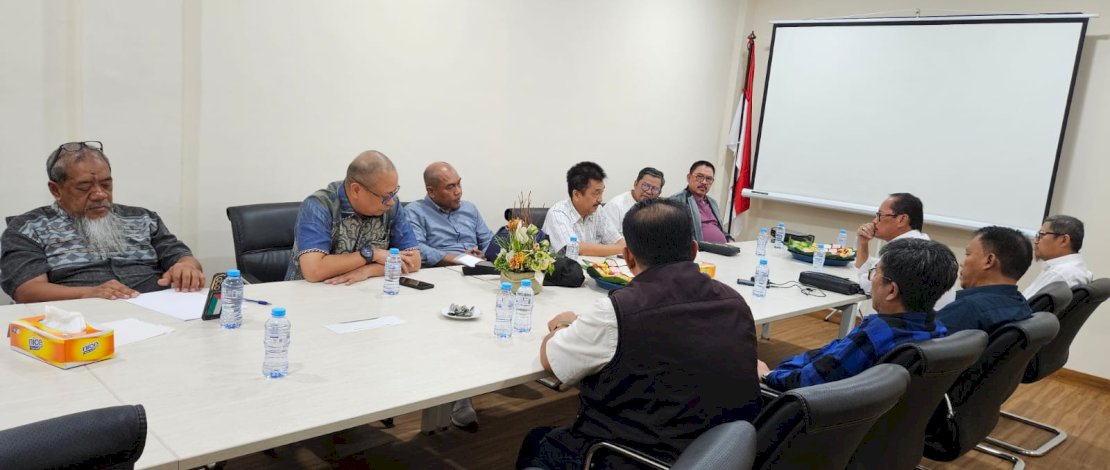 Pengurus Ikatan Saudagar Muslim Se-Indonesia (ISMI) Sulsel menggelar Rapat bersama Direksi Bank Syariah Indonesia (BSI) dan Badan Gizi Nasional, Senin, 28 April 2025.
Pengurus Ikatan Saudagar Muslim Se-Indonesia (ISMI) Sulsel menggelar Rapat bersama Direksi Bank Syariah Indonesia (BSI) dan Badan Gizi Nasional, Senin, 28 April 2025.