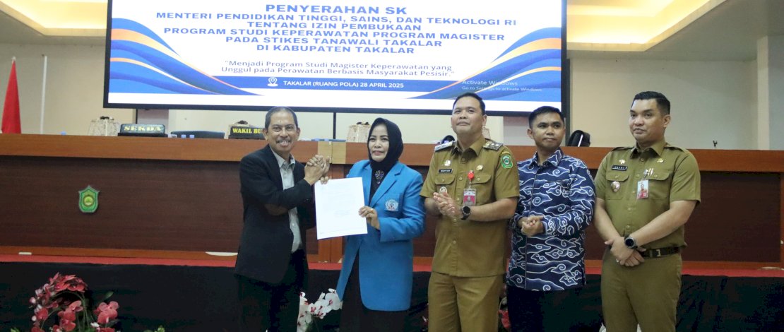 Wakil Bupati Takalar Hengky Yasin didampingi Sekda Takalar Muhammad Hasbi, menyaksikan penyerahan Surat Keputusan (SK) Menteri Pendidikan, Sains dan Teknologi RI tentang Izin Pembukaan Program Studi Keperawatan Program Magister pada Stikes Tanawali Takalar. Wakil Bupati Takalar Hengky Yasin didampingi Sekda Takalar Muhammad Hasbi, menyaksikan penyerahan Surat Keputusan (SK) Menteri Pendidikan, Sains dan Teknologi RI tentang Izin Pembukaan Program Studi Keperawatan Program Magister pada Stikes Tanawali Takalar.