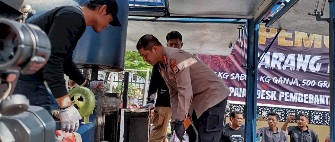 Polrestabes Makassar melakukan aksi tegas dalam memberantas peredaran narkoba dengan memusnahkan barang bukti narkotika senilai hampir Rp19 miliar, pada Selasa, 29 April 2025. Polrestabes Makassar melakukan aksi tegas dalam memberantas peredaran narkoba dengan memusnahkan barang bukti narkotika senilai hampir Rp19 miliar, pada Selasa, 29 April 2025.