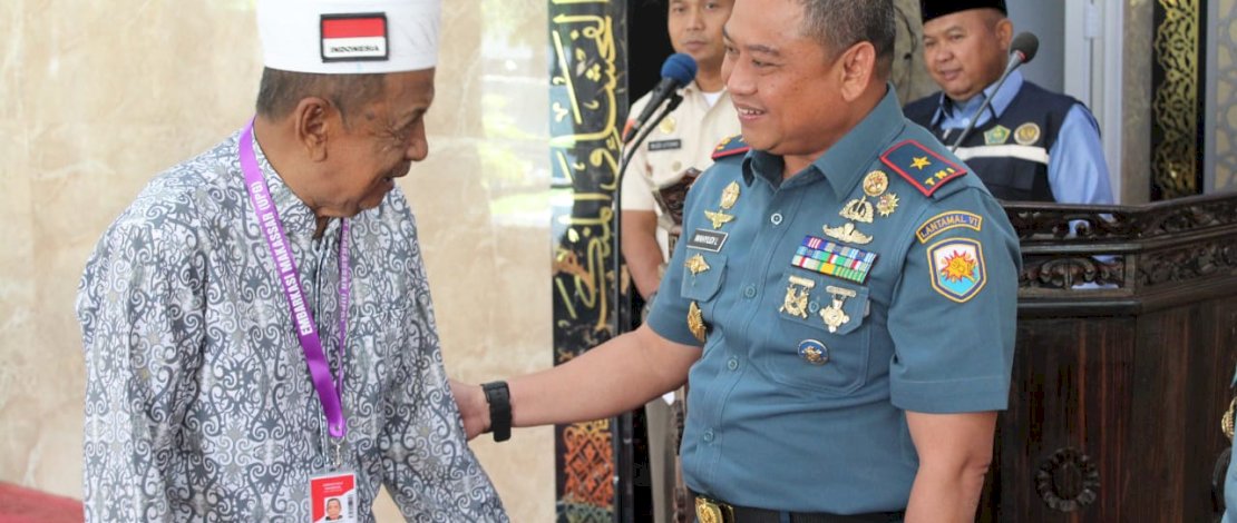 Danlantamal VI Makassar Resmi Lepas 18 Calon Jamaah Haji KBIHU Jami'atul Bahari Tahun 1446 H/2025 M Danlantamal VI Makassar Resmi Lepas 18 Calon Jamaah Haji KBIHU Jami'atul Bahari Tahun 1446 H/2025 M