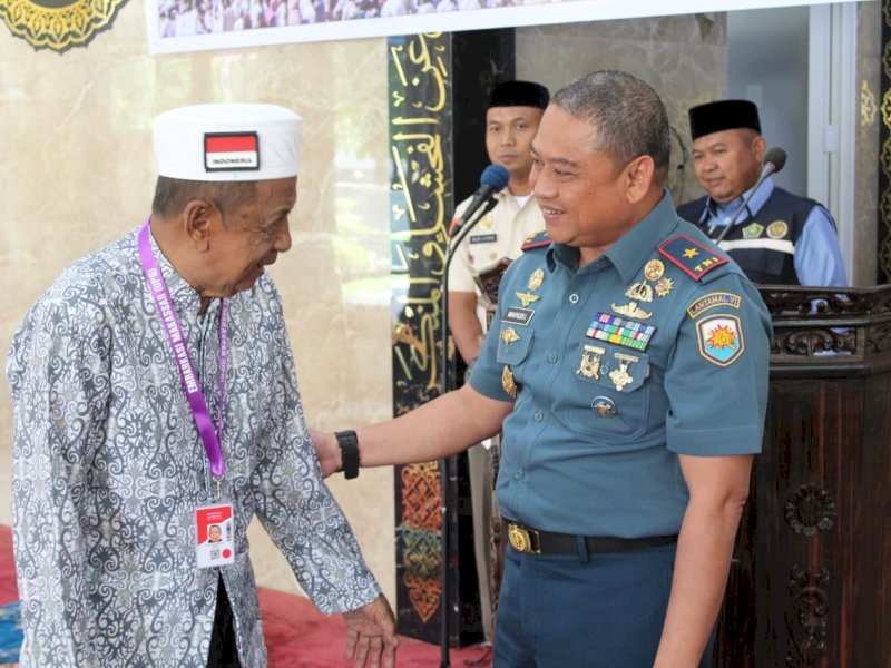 Danlantamal VI Makassar Resmi Lepas 18 Calon Jamaah Haji KBIHU Jami'atul Bahari Tahun 1446 H/2025 M