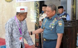 Danlantamal VI Makassar Resmi Lepas 18 Calon Jamaah Haji KBIHU Jami'atul Bahari Tahun 1446 H/2025 M