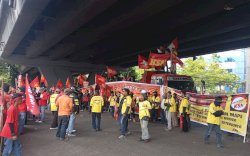 Ratusan Buruh dan Ojol Padati Fly Over Pettarani Makassar, Suarakan Penolakan RUU Polri dan TNI di Peringatan May Day