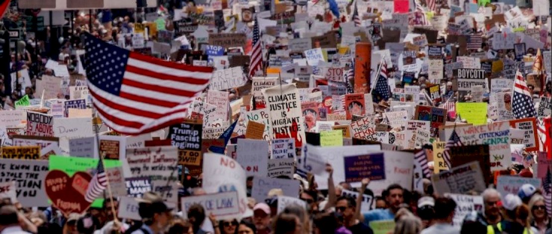 May Day 2025 di AS: Ribuan Warga Turun ke Jalan Serukan Pemakzulan Trump