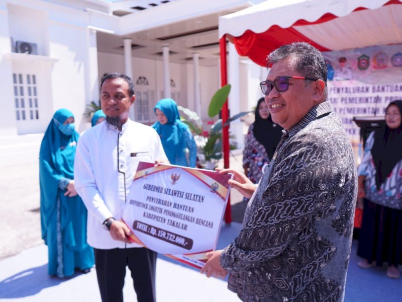 Bupati Takalar Dampingi Gubernur Sulsel Serahkan Bantuan ke UMKM