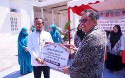 Bupati Takalar Dampingi Gubernur Sulsel Serahkan Bantuan ke UMKM