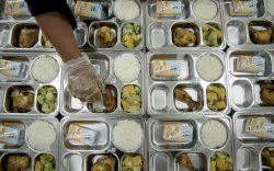 Lebih dari 100 Siswa Keracunan Usai Santap Makan&nbsp;Siang Gratis yang Tercemar Bangkai Ular